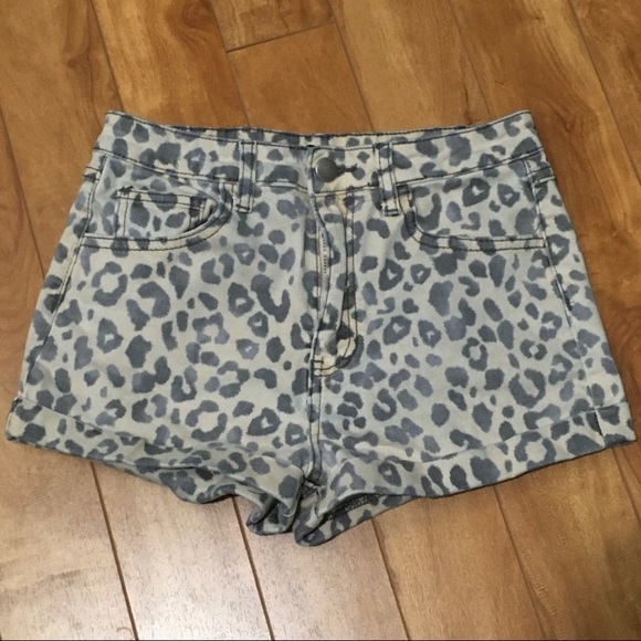 Forever 21 leopard print denim shorts - Picture 1 of 2
